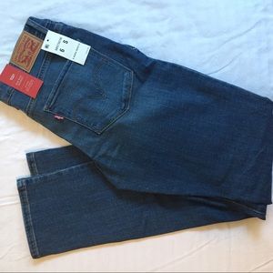 Levi Mid Rise Skinny jeans